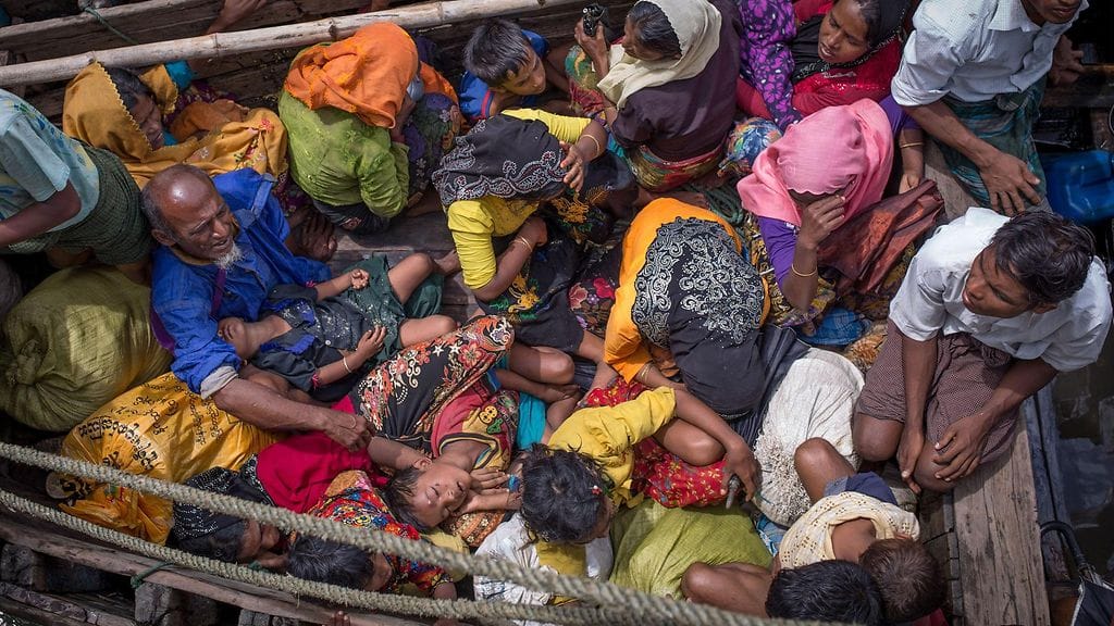 12. syyskuuta otettu vakokuva kertoo Naf-joen Bangladeshiin ylittävien rohingya-pakolaisten ahtaista oloista.