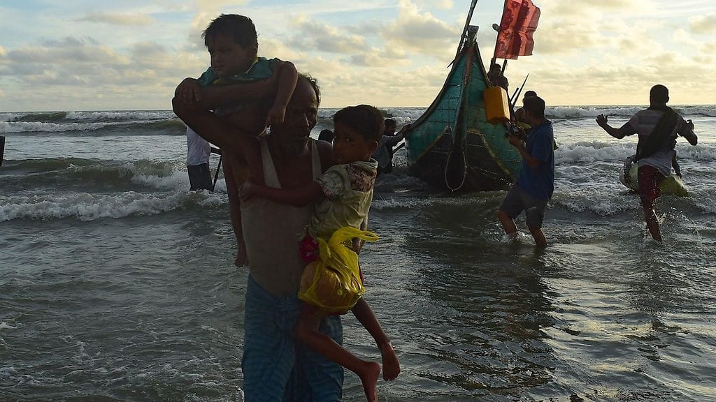 Rohingya-pakolaisia rantautumassa Bangladeshiin heidän ylitettyään Naf-joen Myanmarista. Kuva ei ole jutun tekstissä kerrotusta tilanteesta.