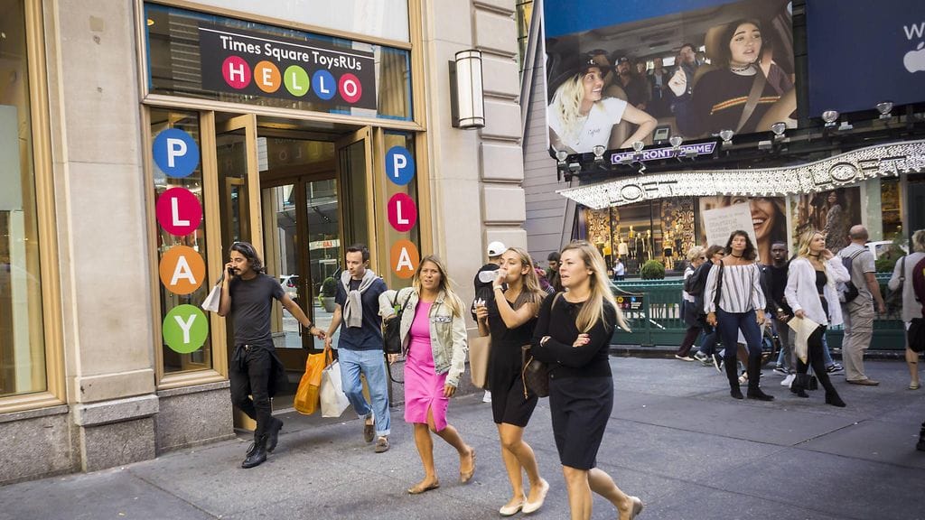 Toys ’R’ Us avasi tänä vuonna väliaikaisen liikkeen New Yorkin Times Squarelle. Miltei kaksi vuotta aikaisemmin se sulki lippulaivamyymälänsä noin korttelin päästä tästä korkeiden vuokrien vuoksi.