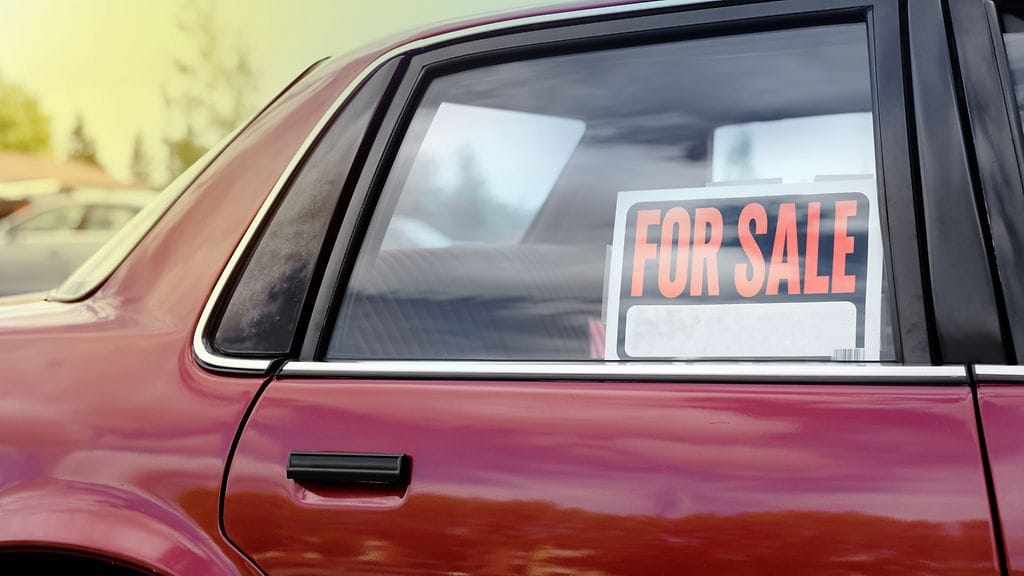 Amerikkalaisen miehen täytyy myydä kaupungin määräyksestä pihallaan lojuvia autoja 20 auton kuukausitahtia. Kuvituskuva.