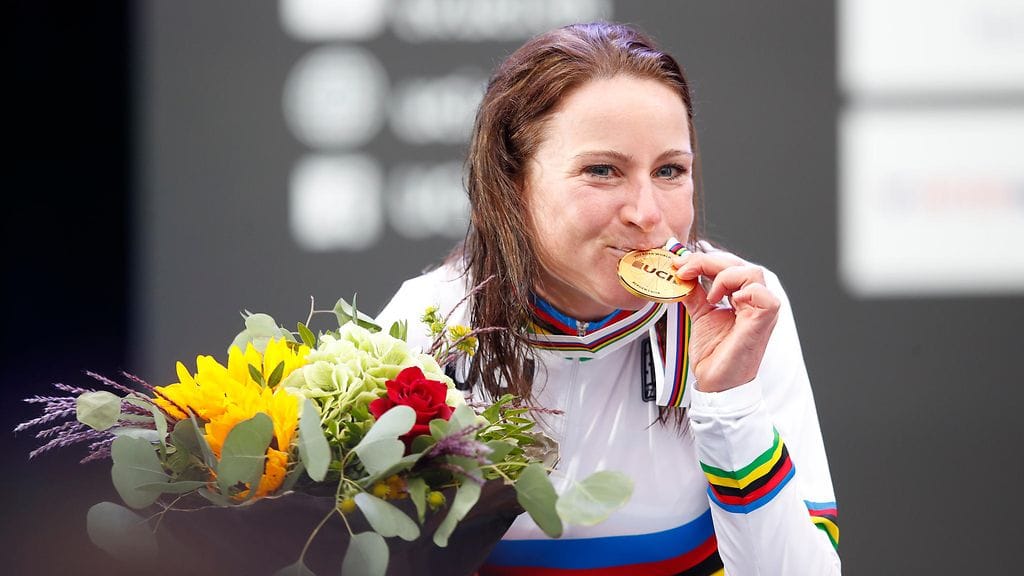 Annemiek van Vleuten juhlimassa MM-kultaansa Bergenissä.
