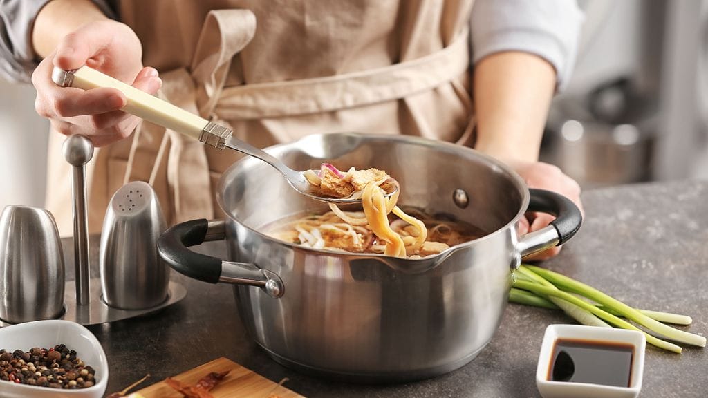 Arkiruoka syntyy nuudelista, soijarouheesta, kananmunasta ja vihanneksista. Kuvituskuva.