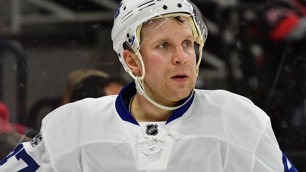 Leo Komarov tykkää pitää kypäränsä visiiriä yläasennossa.