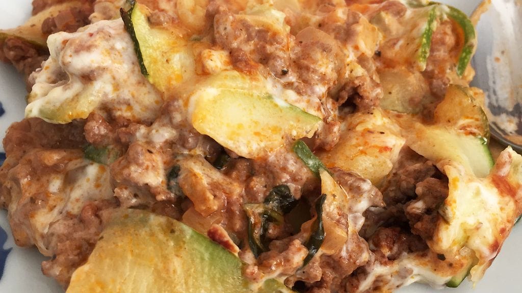 Lassaka eli vähähiilihydraattinen lasagne-moussaka valmistuu esimerkiksi kesäkurpitsasta.