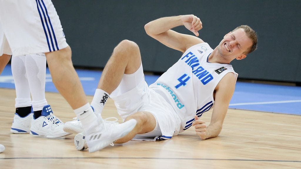 Mikko Koivisto loukkasi nilkkaansa Puola-ottelussa.