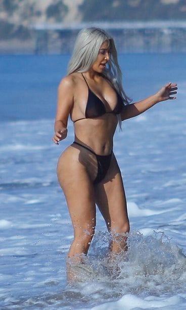 Kim Kardashian bikinit ystävä Stephanien kanssa Malibussa 20.9.2017 1