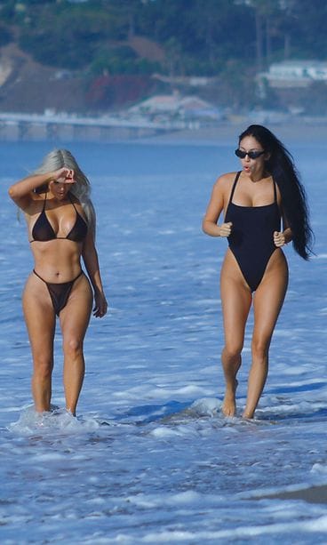 Kim Kardashian bikinit ystävä Stephanien kanssa Malibussa 20.9.2017 4