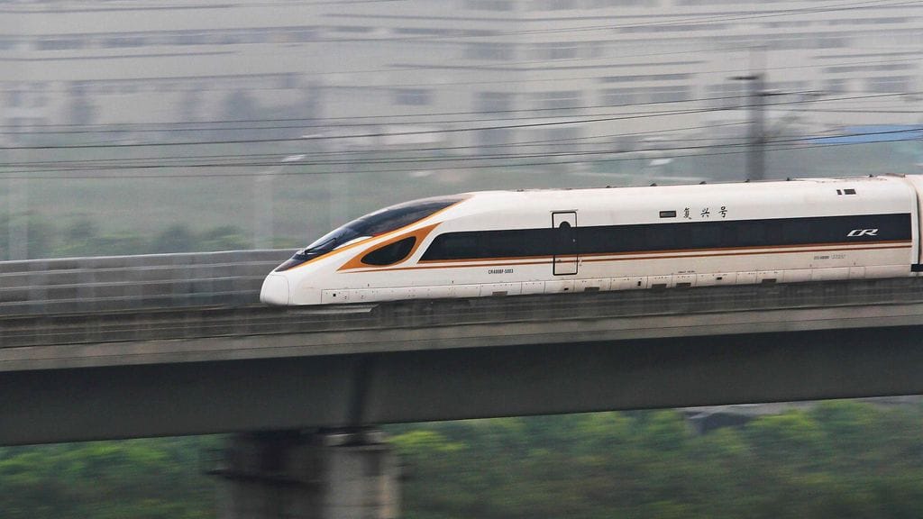 Luotijuna kulkee Pekingin ja Shanghain välillä. Kiina on lisännyt luotijuniensa maksiminopeutta 350 kilometriin tunnissa. Nopeutta laskettiin kuusi vuotta sitten, kun vakava onnettomuus sai laskemaan nopeuksia.