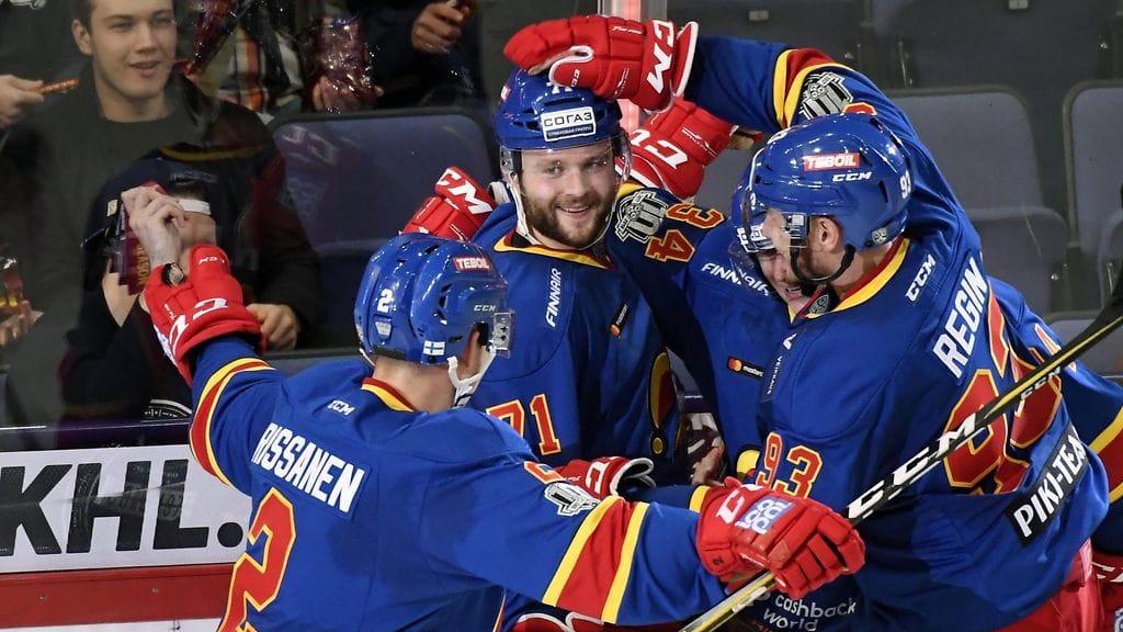 Nicklas Jensen (kesk.) viimeisteli upean osuman.