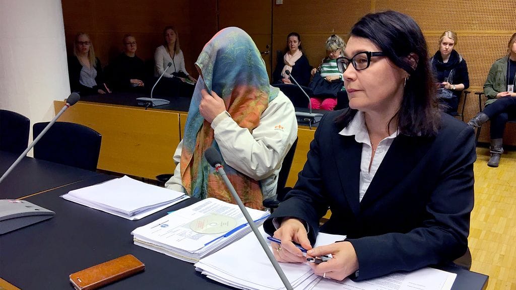 Käräjäoikeus tuomitsi 54-vuotiaan Ritva Väärä tuomittiin taposta. Hovioikeus korotti tuomion elinkautikseksi. Vieressä hänen asianajajansa  Tiina Haapa-aho.