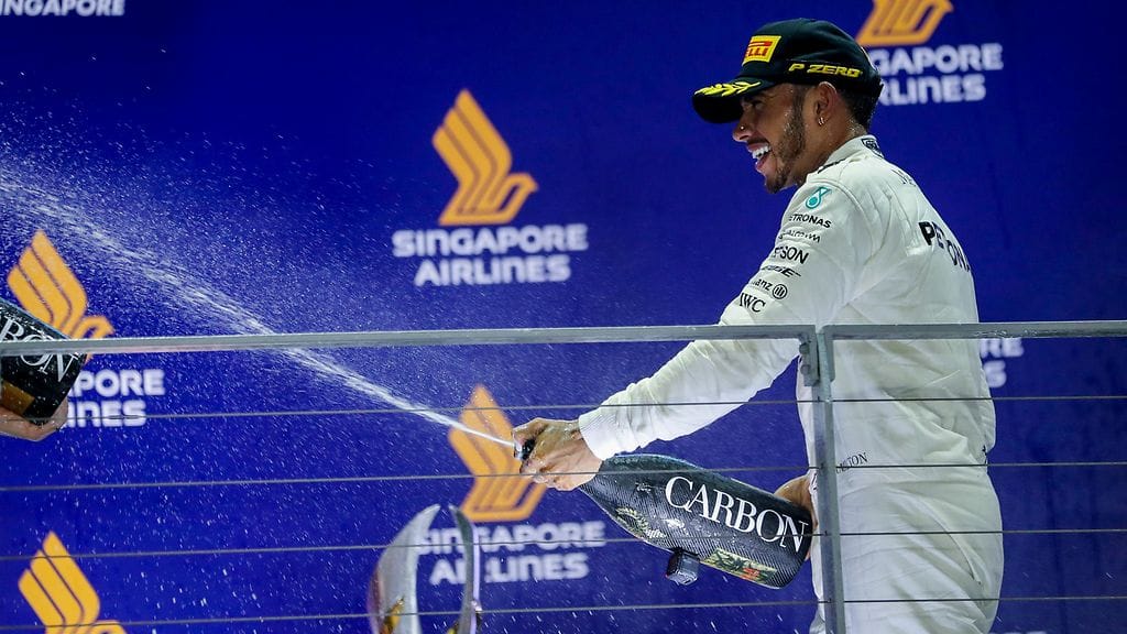 Lewis Hamilton on voittanut kolme GP:tä putkeen ja noussut MM-sarjan kärkeen.