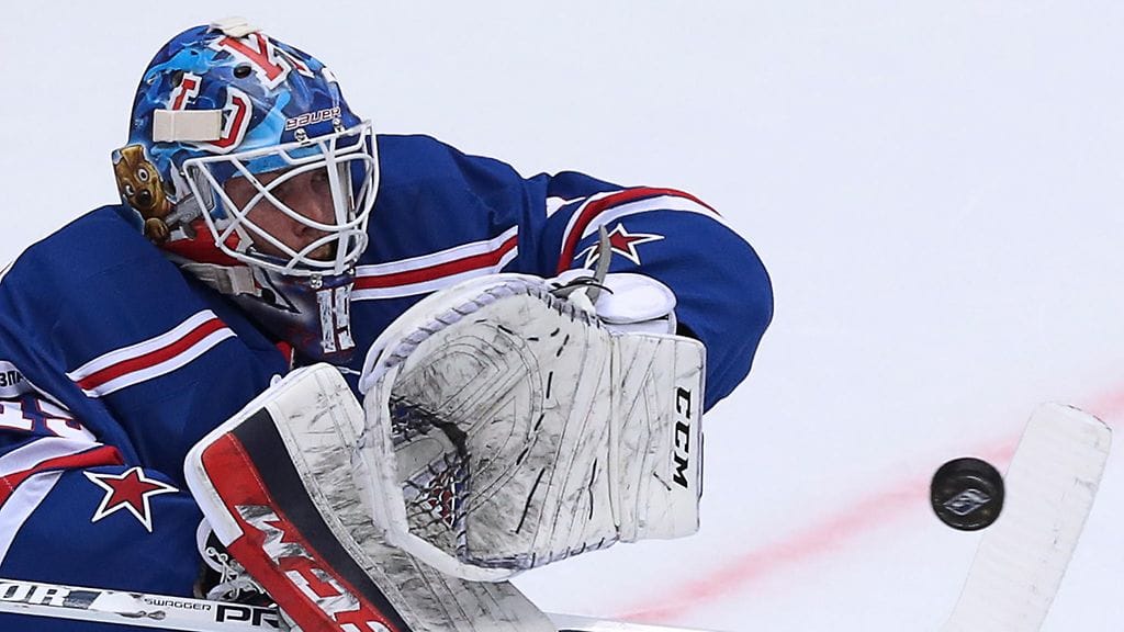 Mikko Koskinen koppaa kiekkoja SKA:n maalilla.