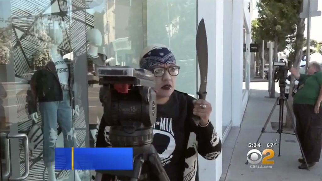 Valvontakamerakuvaa Kardashianien vaatekaupan edestä.