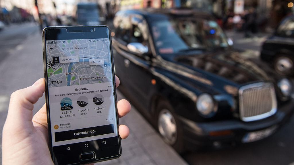 Uber-sovelluksen käyttäjä Lontoossa.