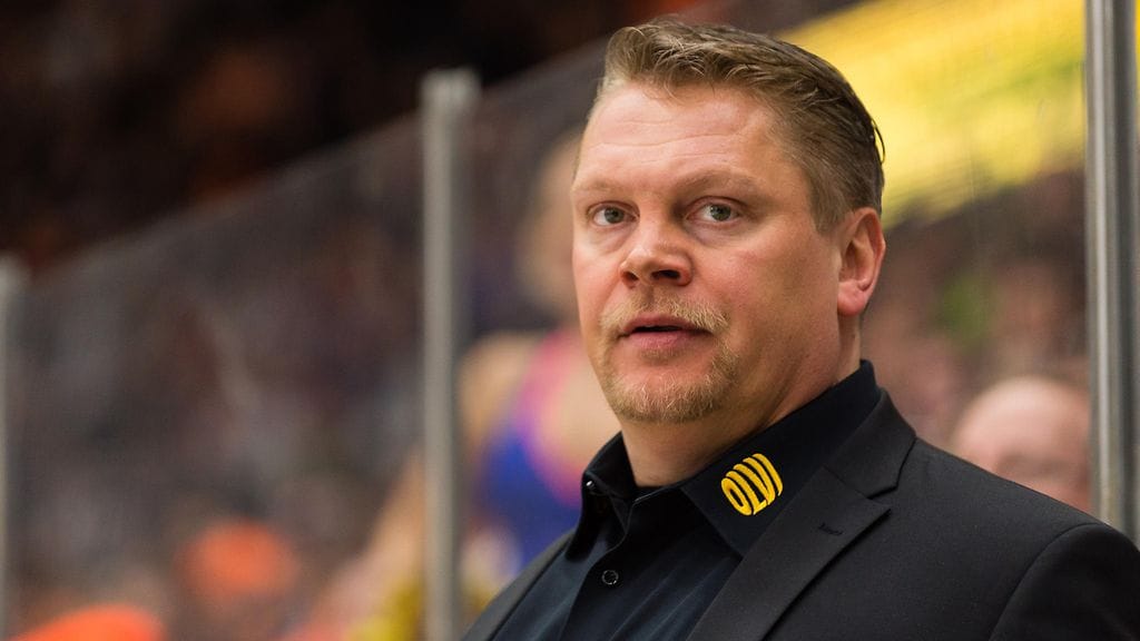 Pekka Virta juhlii komeaa rajapyykkiä SM-liigan päävalmentajana.