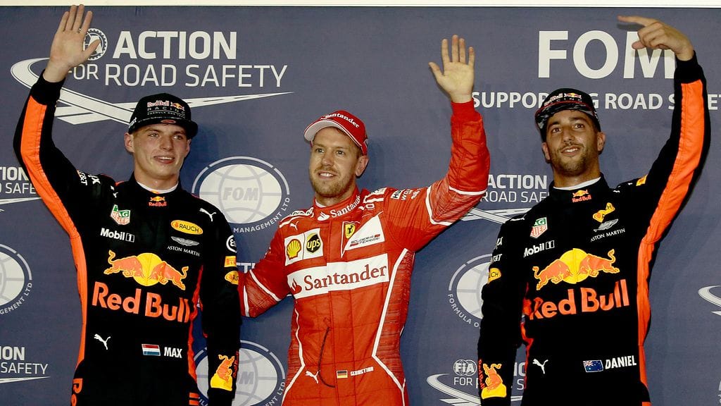 Max Verstappen (vas.), Sebastian Vettel ja Daniel Ricciardo vierekkäin.