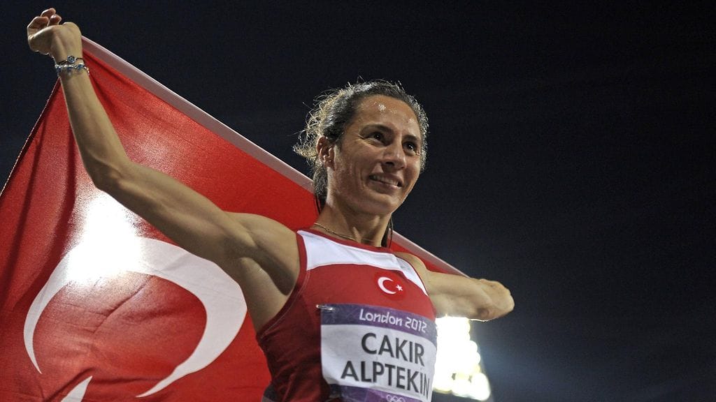 Asli Cakir Alptekin juhli vuonna 2012 Lontoossa 1500 metrin olympiakultaa, mutta menetti myöhemmin mitalinsa jäätyään kiinni dopingin käytöstä.