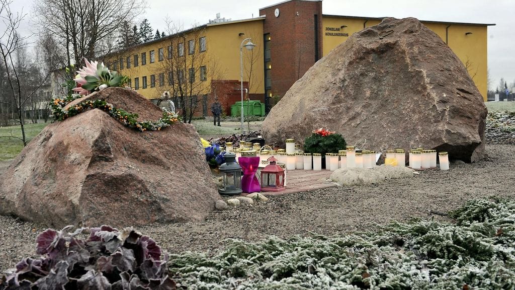 Amerikkalainen terrori-iskutietokanta listaa esimerkiksi Jokelan ampumisen Suomessa tehtyjen terrori-iskujen joukkoon. Jokelan koulusurmassa kuoli yhdeksän ihmistä.