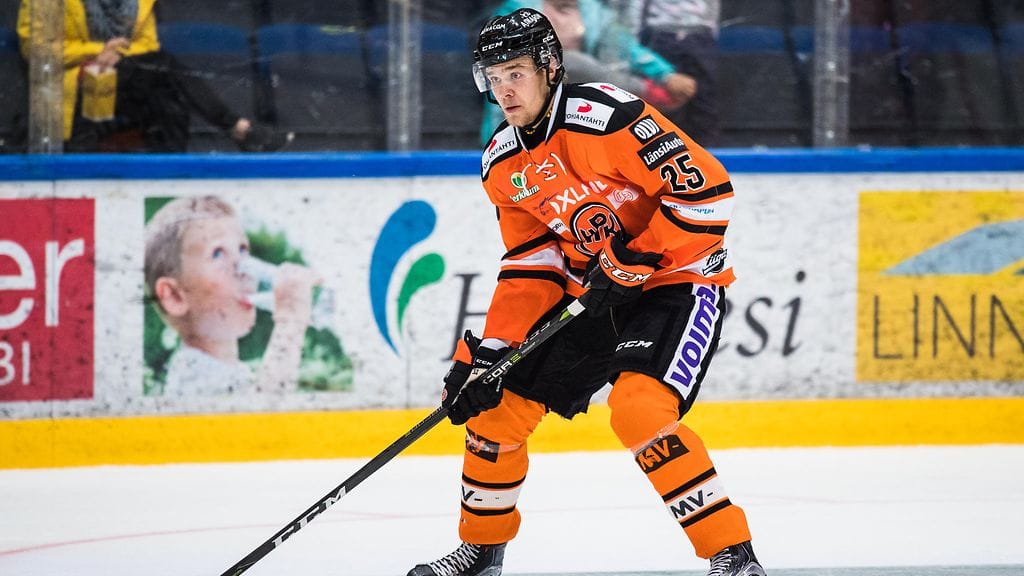 Roope Laavainen taklasi itsensä suihkuun.