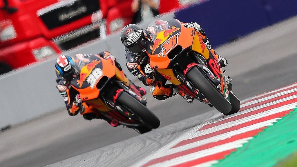 Mika Kallio (oik.) ja Bradley Smith taistelevat KTM:n kisakuljettajan paikasta.