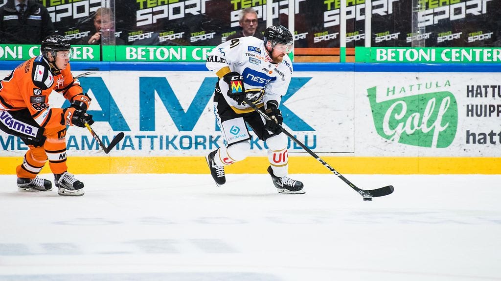 Jari Sailion ottelu päättyi tappeluun.