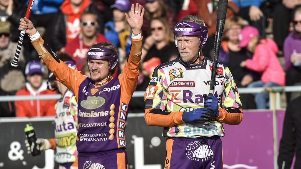 Sotkamon Jymyn Jani Komulainen mailan varressa Superpesiksen neljännessä loppuottelussa lauantaina Vimpeliä vastaan.