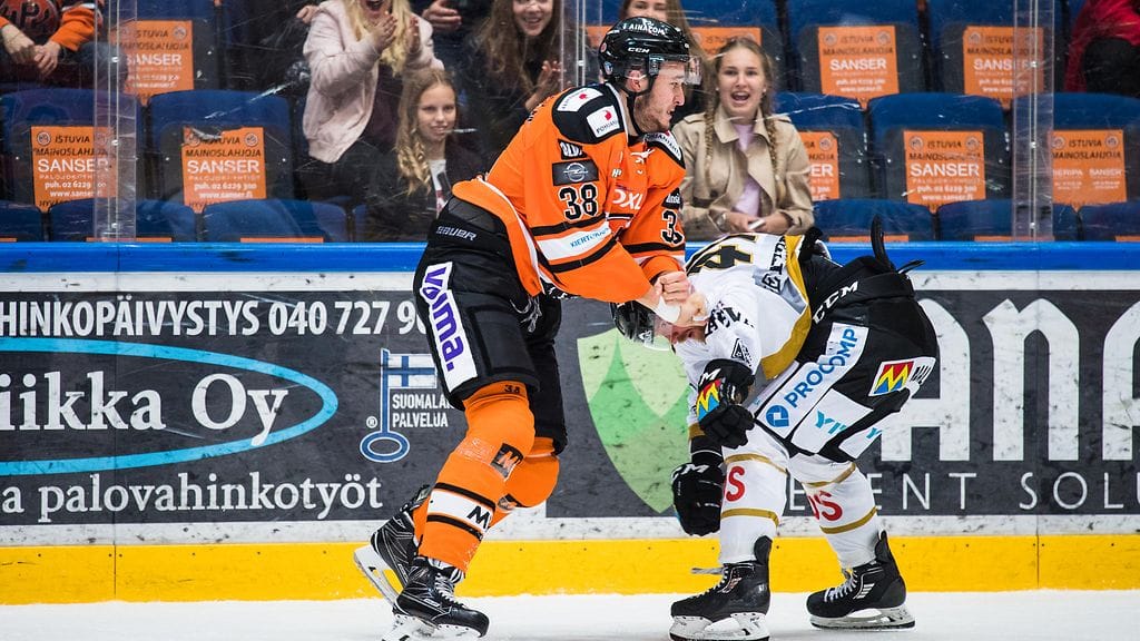 Miro Karjalainen tappeli Jari Sailion kanssa.