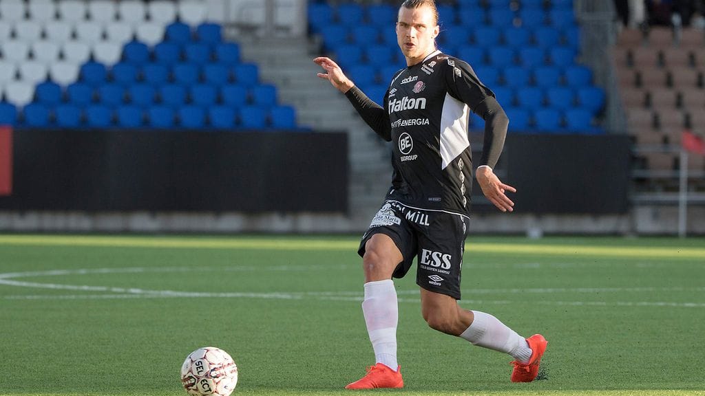 Kalle Taimen edustama FC Lahti taistelee Veikkausliigan hopeamitaleista KuPSin kanssa.