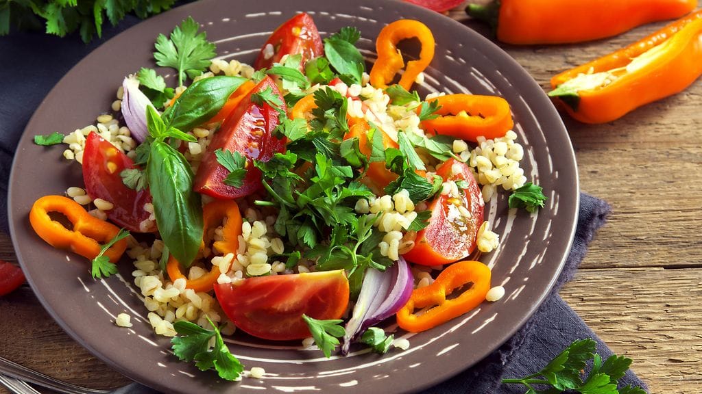 Ruokaisa salaatti sisältää parhaimmillaan sekä proteiinia että hiilihydraatteja. Kuvituskuva.