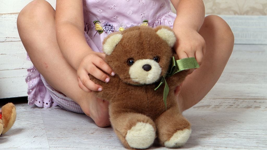 Edwards kehottaa vanhempia heittämään vanhat pehmolelut pois tai lahjoittamaan ne hyväntekeväisyyteen.