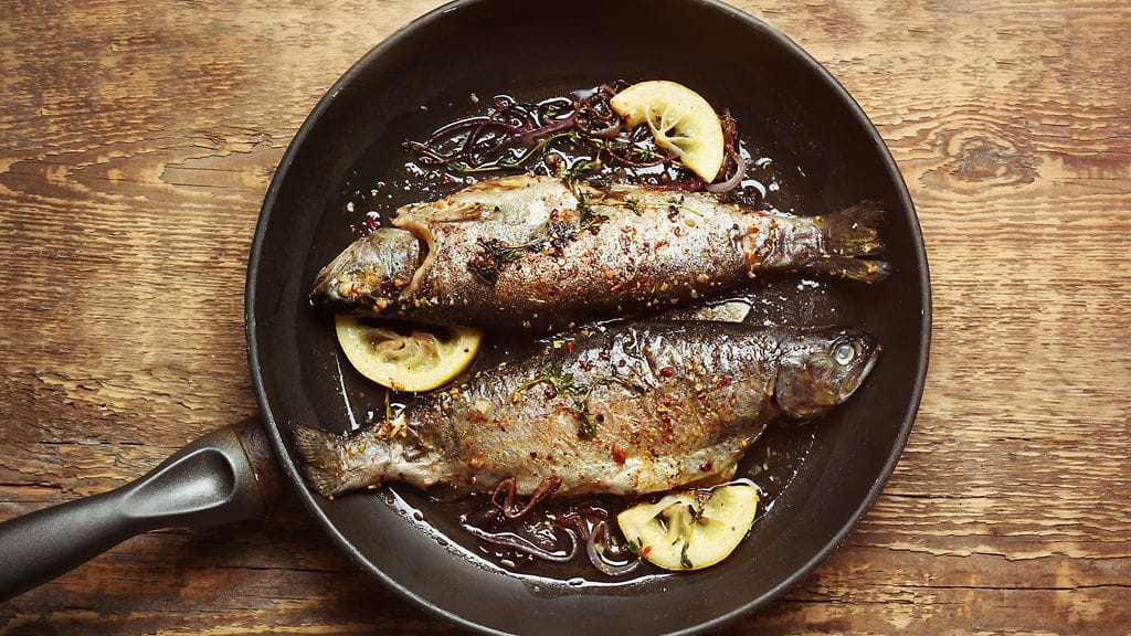 Paistettu kala kannattaa maustaa esimerkiksi sitruunalla, tuoreilla yrteillä ja valkosipulilla. Kuvituskuva.
