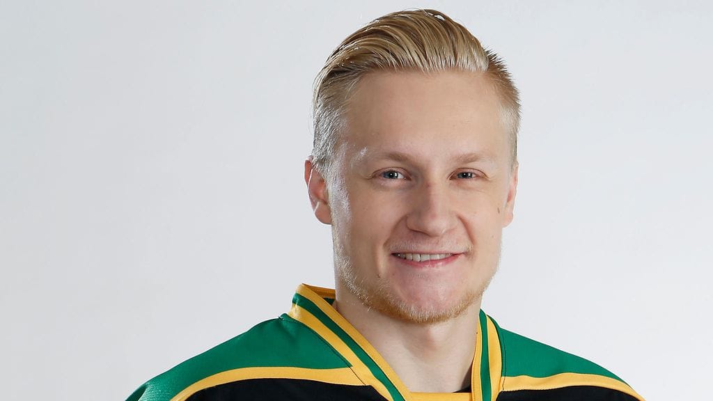 Ilveksen Juuso Pulli sai kiekosta ikävän osuman kasvoihinsa.