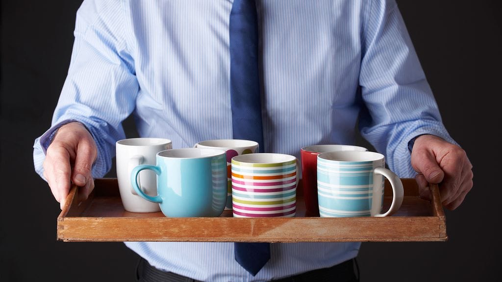 Jos bakteerit kammoksuttavat, kannattaa töissä kuumia juomia nauttia vain hyvin pestyistä mukeista.