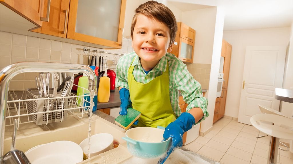 Lapset saattavat salaa jopa nauttia kotitöiden tekemisestä. Kuvituskuva Shutterstock.