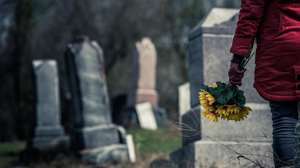 Nuori leski toivoo, että hänet tultaisiin hautaamaan aviomiehensä viereen.