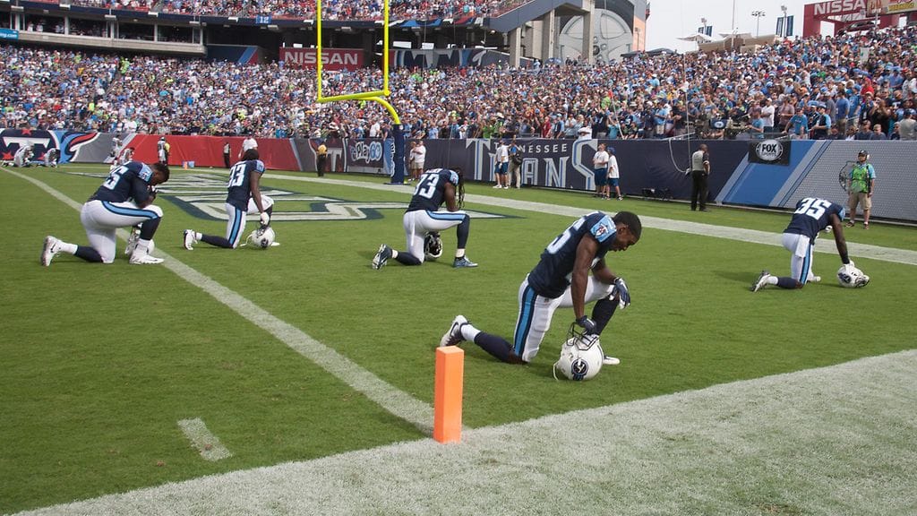 Pelaajat osoittivat mieltään Seattle Seahawksin ja Tennessee Titansin välisessä NFL-ottelussa.