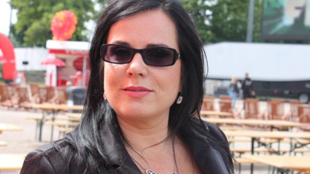 Kaija Koo on samassa tallissa Apulannan poikien kanssa. (Kuva: MTV Oy)