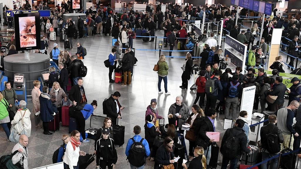 Kuvassa matkustajia Helsinki-Vantaan lentokentällä viime huhtikuussa.