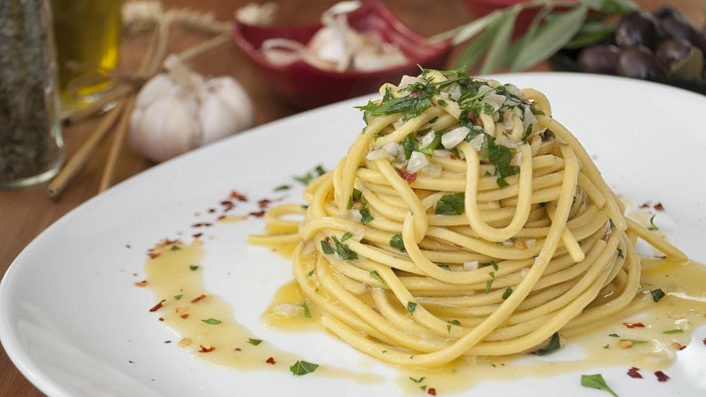 Valkosipulista pastaa rakastavat kaikki!