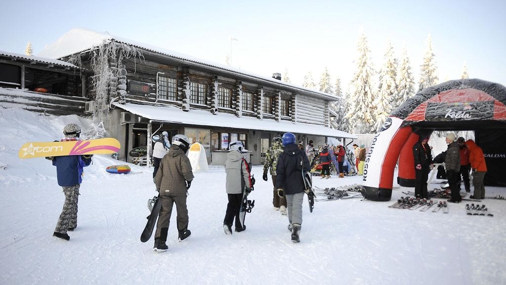 Turisteja Riihivuoren hiihtokeskuksessa tammikuussa 2010.