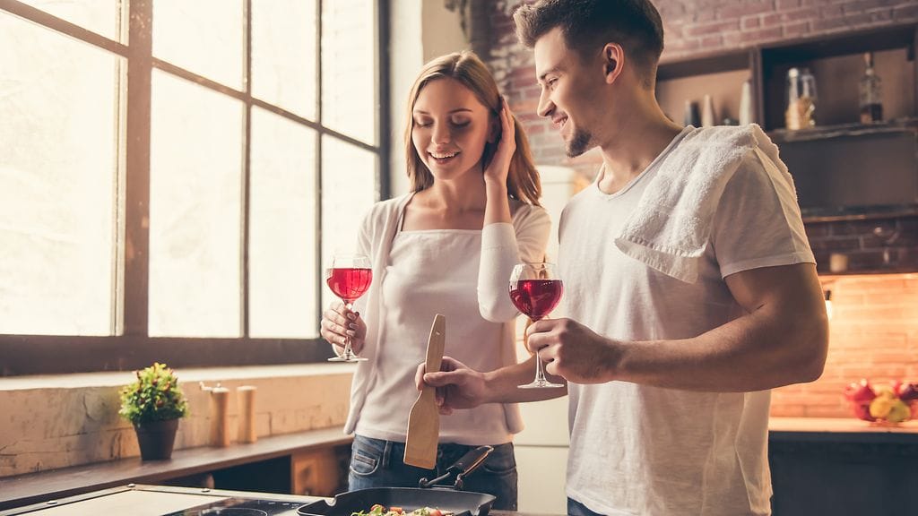 Viini sopii hyvin ruoanlaittoon kuin myös ruokajuomaksi. Kuvituskuva.