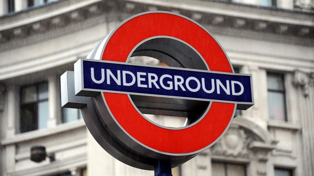 Kuvituskuvaa Lontoon metrokyltistä.