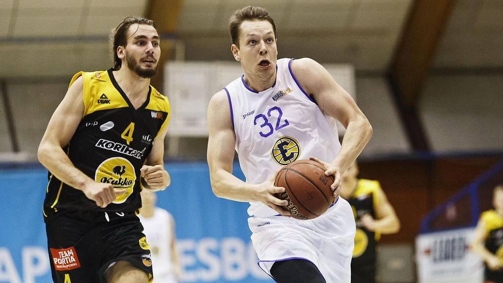 Espoo Unitedin Tuomas Ebeling vauhdissa Korihaiden Mikael Herbertiä vastaan.