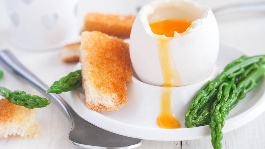 Kananmunaan dipataan "sotilaita" eli paahdettuja leipätikkuja.