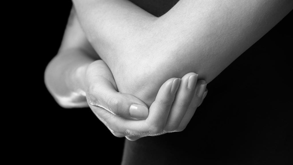 Minnan elimistöön levisi bakteeri kyynärpäässä olleen haavan kautta. Kuvituskuva.