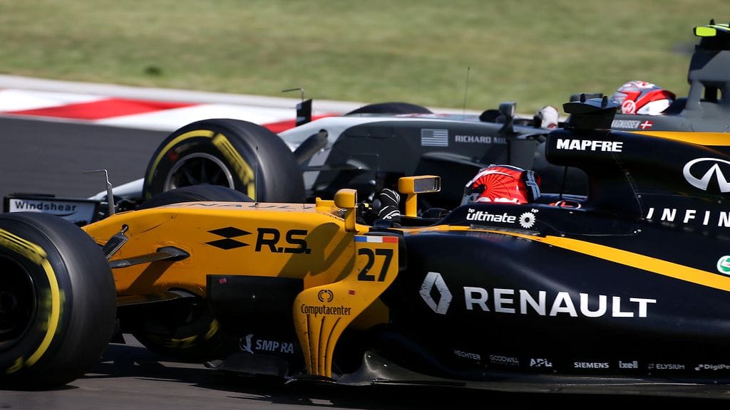 Renault'n Nico Hülkenberg ja Haasin Kevin Magnussen kisaamassa Unkarissa heinäkuussa.