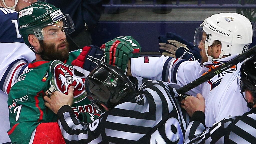 Stepan Zakhartshuk (vas.) paini Magnitogorskin Oskar Osalan kanssa KHL:n pudotuspeleissä viime keväänä.
