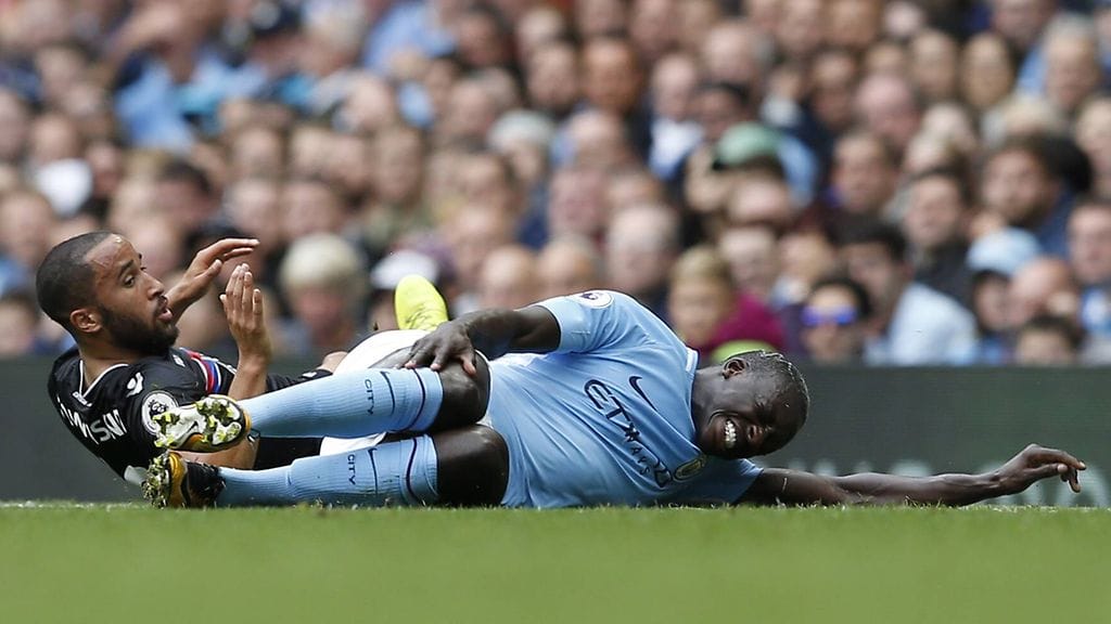 Benjamin Mendy tuskaisena kentän pinnassa Crystal Palace -ottelussa.