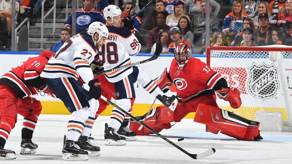 Jesse Puljujärvi aiheuttamassa vaaraa Carolinan maalin edessä.
