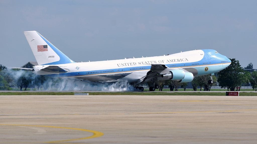 Air Force One laskeutumassa Bangkokiin.